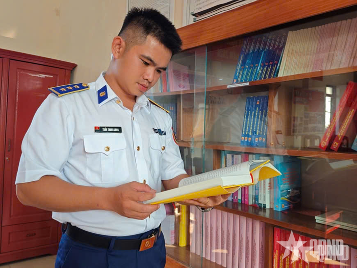 Thí sinh tích cực nghiên cứu tài liệu.