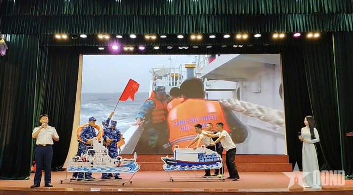 Đội thi tuyên truyền viên trẻ tích cực luyện tập.