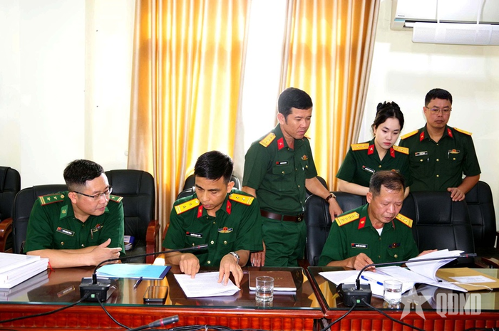 Đoàn công tác kiểm tra hồ sơ, văn kiện, sổ sách tại Bộ CHQS Thanh Hóa.