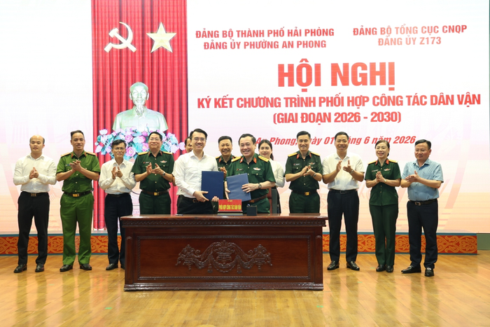  Đại tá Trần Thế Sơn, Bí thư Đảng ủy Z173 và đồng chí Lê Khắc Nguyên Anh, Bí thư Đảng ủy, Chủ tịch HĐND phường An Phong ký kết chương trình phối hợp công tác. 