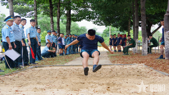 Vận động viên thi nhảy xa có đà.