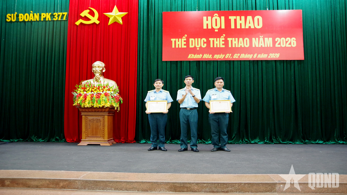 Lãnh đạo sư đoàn trao thưởng tặng các tập thể có thành tích xuất sắc.