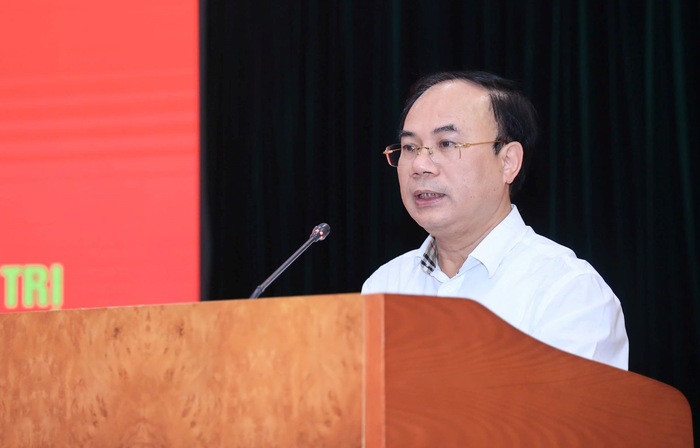 Thứ trưởng Bộ Xây dựng Nguyễn Văn Sinh phát biểu tại hội nghị.