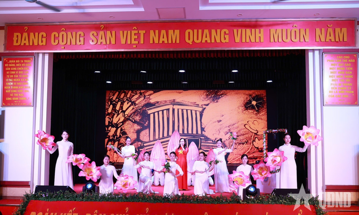 Phần thi năng khiếu cán bộ đoàn giỏi với tiết mục vẽ tranh cát.
