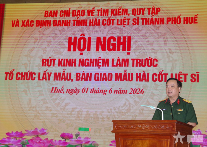 Đại tá Lê Hồng Việt, Chính ủy Bộ CHQS thành phố phát biểu tại hội nghị.