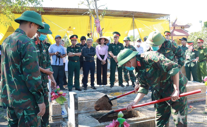 Lấy mẫu, bàn giao mẫu và số hóa thông tin hài cốt liệt sĩ đối với các phần mộ chưa xác định được thông tin tại Nghĩa trang Liệt sĩ Phong Mỹ.