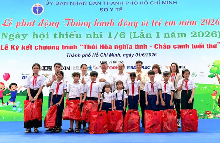 Lãnh đạo ICD Tân Cảng Sóng Thần và các đại biểu tặng quà cho các em có hoàn cảnh khó khăn. 