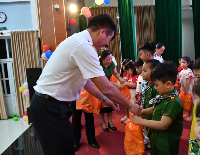 Trao quà cho các cháu thiếu nhi.