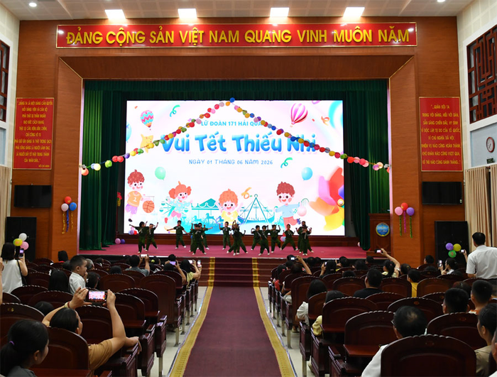 Các cháu biểu diễn văn nghệ trong chương trình.