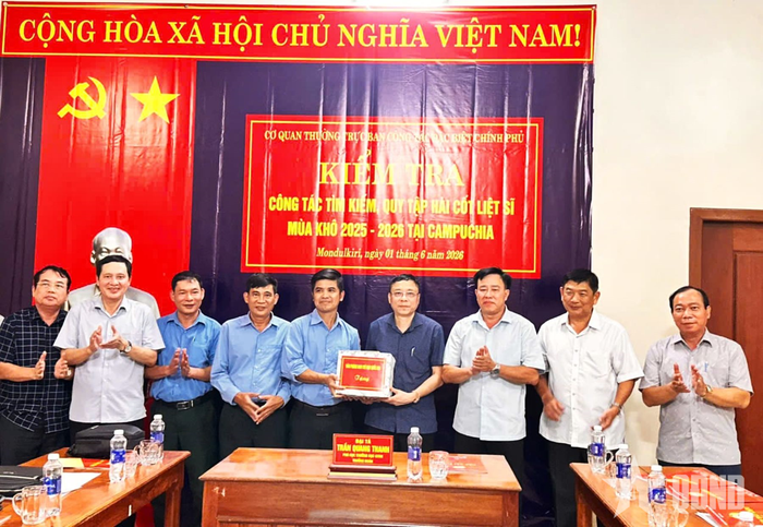 Đoàn công tác tặng quà, động viên tập thể Đội K51. 