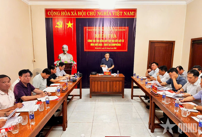  Đoàn công tác Cơ quan Thường trực Ủy ban chuyên trách Chính phủ Việt Nam làm việc với tập thể Đội K51.