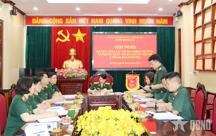 Đại úy Lê Hảo, Phó trưởng Ban Thanh niên Quân đội tham gia thảo luận tại hội nghị. 