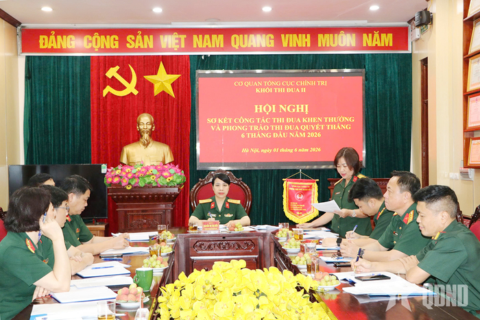 Đại tá Trần Thị Thu Hiền, Phó trưởng Ban Công đoàn Quốc phòng đóng góp ý kiến vào dự thảo báo cáo. 