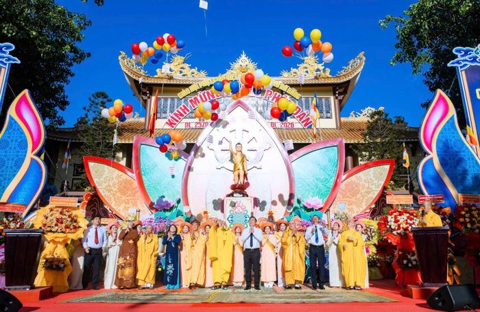 Lãnh đạo thành phố Đà Nẵng cùng đông đảo tăng ni, Phật tử thực hiện nghi thức thả bóng bay cầu nguyện quốc thái dân an.