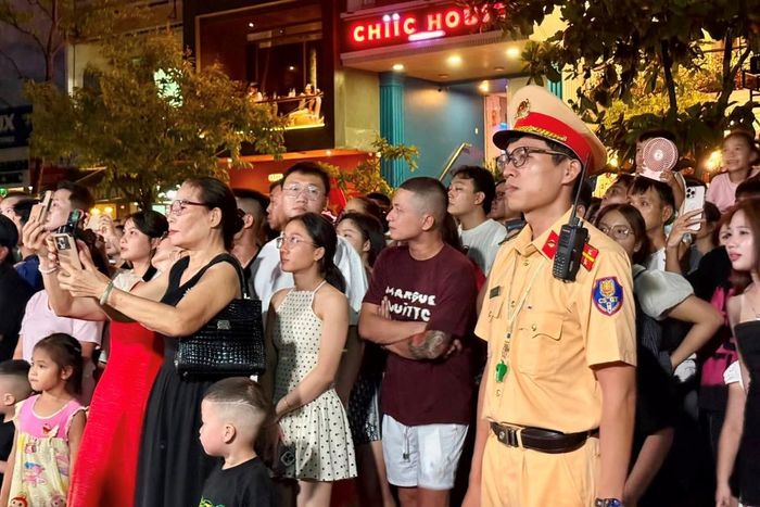 Lực lượng Công an làm nhiệm vụ tại đêm khai mạc lễ hội.