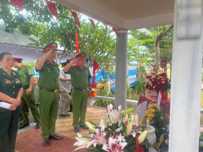Các đại biểu dâng hoa tại Lễ khánh thành công trình trùng tu, sửa chữa Bia tưởng niệm Liệt sĩ An ninh Quận 2.