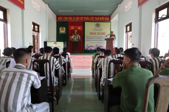 Các phạm nhân dự hội nghị tư vấn tín dụng, hướng nghiệp và giới thiệu việc làm.
