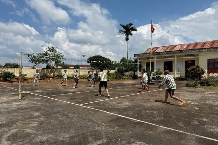 Phạm nhân Trại tạm giam số 2, Công an tỉnh Lâm Đồng tham gia hoạt động thể thao.