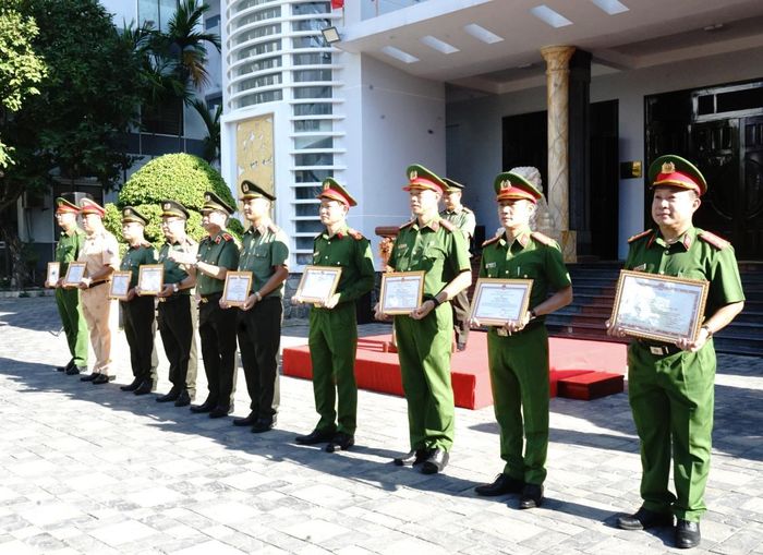 Thiếu tướng Nguyễn Hữu Hợp - Giám đốc CATP trao thưởng cho các tập thể, cá nhân