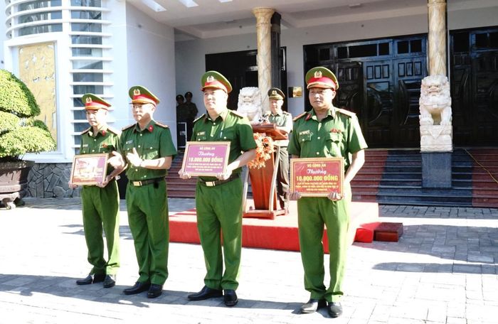 Đại tá Nguyễn Hà Lai - Phó giám đốc CATP trao thưởng cho các tập thể