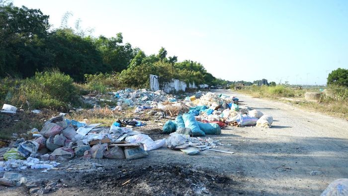 Một trong số khá nhiều “điểm đen” ô nhiễm môi trường do rác thải.