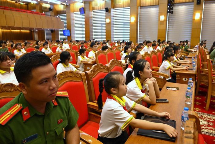 Các chuyên gia truyền đạt kiến thức, giao lưu cùng các cháu con đỡ đầu, con cán bộ, chiến sĩ, con thương binh, con liệt sĩ Công an nhân dân.