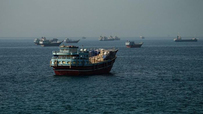 Các tàu neo đậu tại eo biển Hormuz hôm 29-5. Ảnh: Reuters.