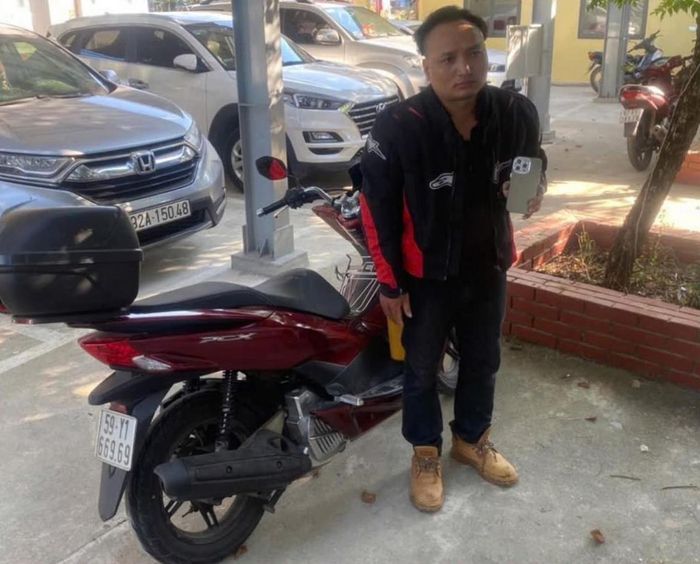 Đối tượng Lê Mạnh Linh cùng tang vật.