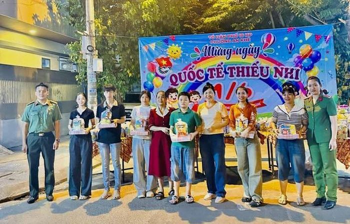 Công an phường An Khê tặng quà 1-6 cho các em học sinh.