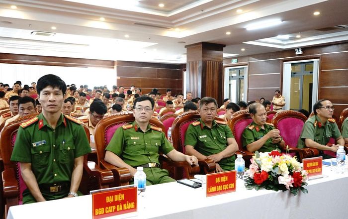 Đại tá Trần Minh Nguyên, Phó Giám đốc Công an thành phố (hàng đầu, ngoài cùng bên trái) dự lớp tập huấn