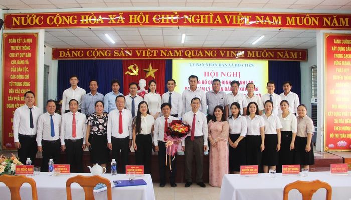 Tập thể lãnh đạo, cán bộ viên chức , người lao động xã Hòa Tiến tặng hoa chúc mừng thành lập BQL dự án đầu tư xây dựng xã.