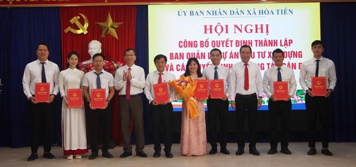 Lãnh đạo xã Hòa Tiến trao Quyết định thành lập BQL dự án đầu tư xây dựng xã Hòa Tiến và công tác cán bộ.