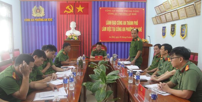 Thượng tá Nguyễn Anh Dũng, Trưởng Công an phường An Khê phát biểu tại buổi làm việc với đoàn kiểm tra.