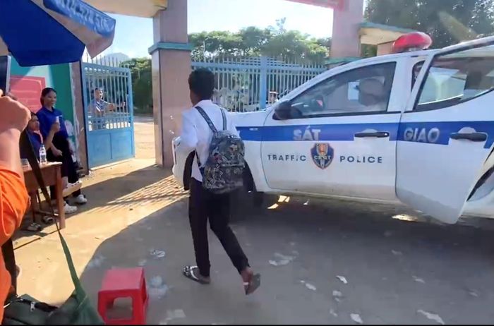 Dùng xe đặc chủng đưa em H. đến điểm thi kịp thời