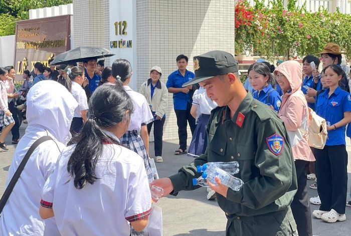 Đoàn viên thanh niên Công an tỉnh Quảng Nhãi phát miễn phí nước uống, sữa, bút viết, bút chì, thước kẻ, tẩy cho thí sinh