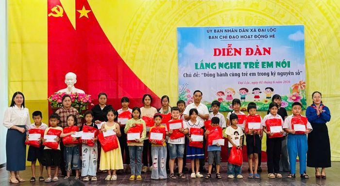 Lãnh đạo xã Đại Lộc tặng quà cho các em nhỏ có hoàn cảnh khó khăn trên địa bàn.