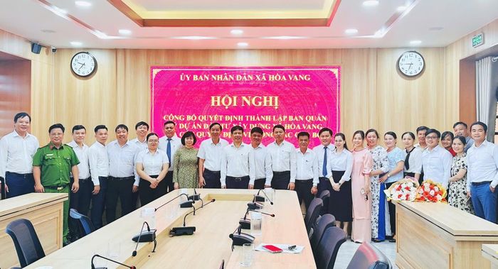 Các đại biểu chụp ảnh lưu niệm.