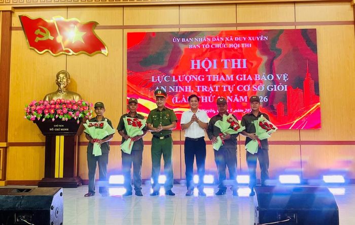 Ban tổ chức tặng hoa cho 4 đội tham gia tranh tài.