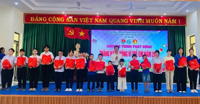 Lãnh đạo xã Bà Nà tặng quà cho trẻ em có hoàn cảnh khó khăn.
