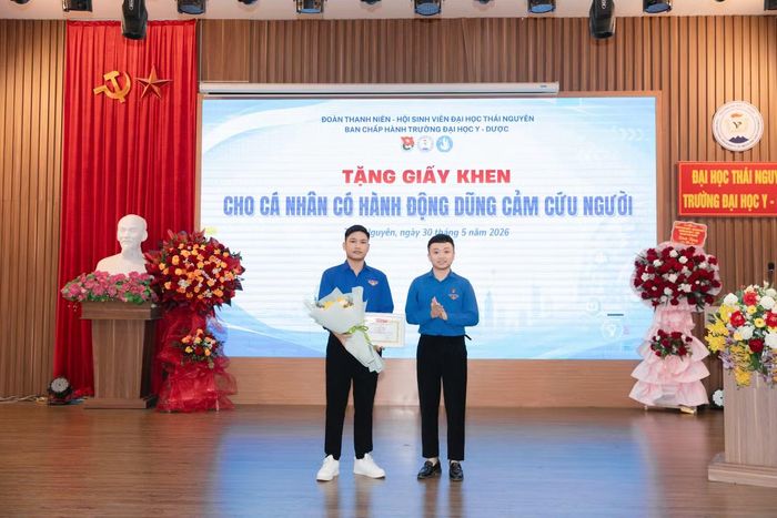Đoàn trường trao tặng Giấy khen cho sinh viên Nguyễn Xuân Linh vì có hành động dũng cảm cứu người.