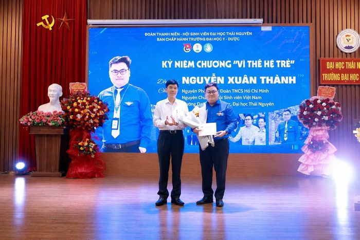 Tổ chức Lễ trao Kỷ niệm chương “Vì thế hệ trẻ” - phần thưởng cao quý nhất của Trung ương Đoàn TNCS Hồ Chí Minh.