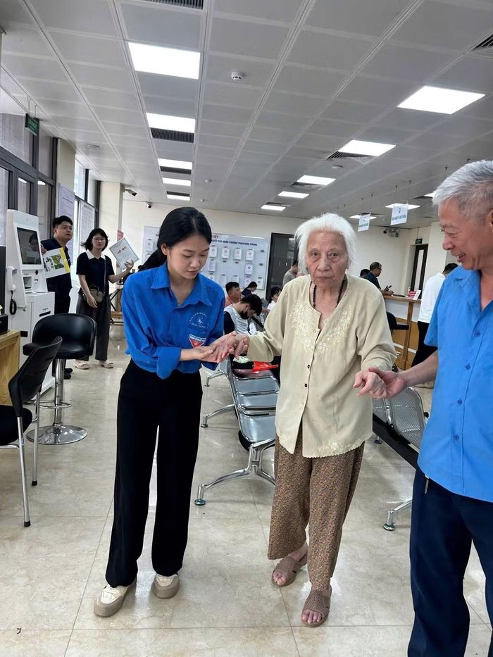 Sinh viên TUMP thường xuyên tham gia các hoạt động hỗ trợ người dân tại các Trung tâm Hành chính công.