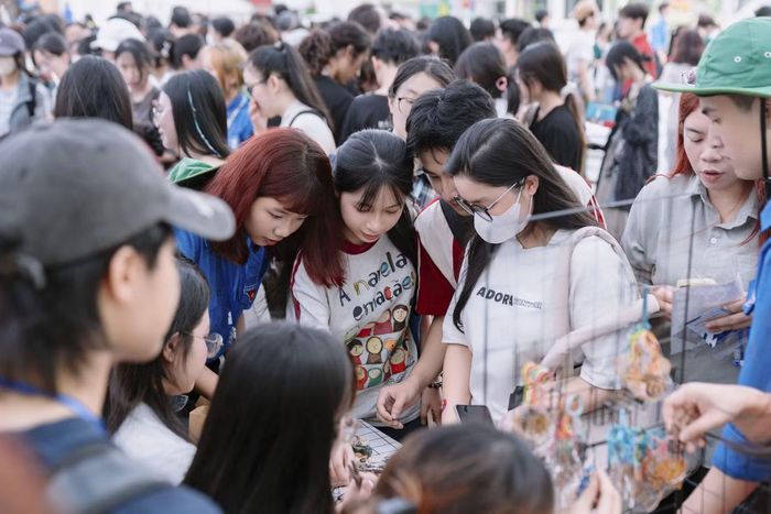 Thí sinh hào hứng khám phá không gian học tập, sáng tạo và những góc nghệ thuật thú vị đến từ các câu lạc bộ trong trường.