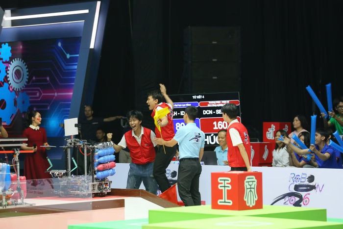  Những màn thi đấu nghẹt thở của các thí sinh trong đêm 'Chung kết Robocon Vietnam 2026'. 