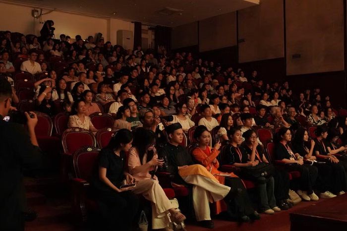 Khoảnh khắc khán giả chăm chú theo dõi vở chèo "Nắm xôi kỳ diệu".