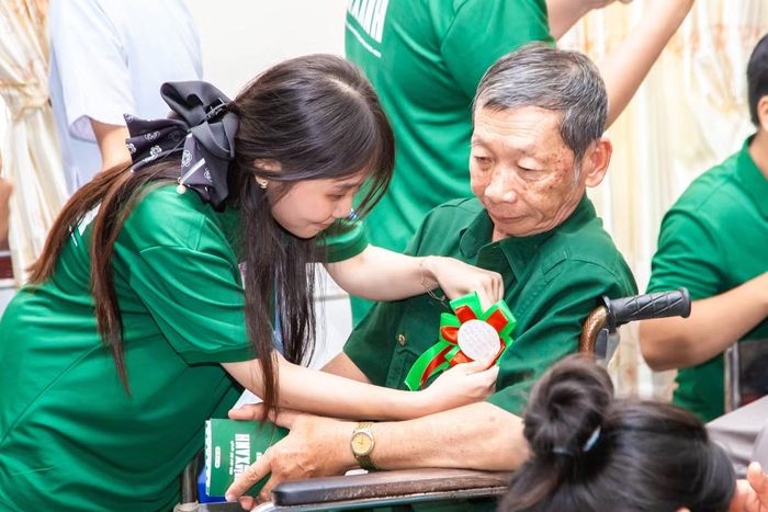 Nhiều danh hiệu vui như “Chiến sĩ bảnh trai nhất”, “Người phụ nữ kiên cường nhất”, “Anh hùng vĩ đại nhất”... được trao tặng nhằm tạo không khí gần gũi, gắn kết giữa sinh viên và các cựu chiến binh.