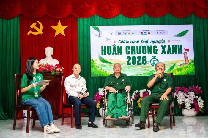Ông Nguyễn Chí Tường (ngoài cùng, bên phải) xúc động kể lại những câu chuyện về tình đồng đội trong những năm tháng chiến đấu tại chiến trường.