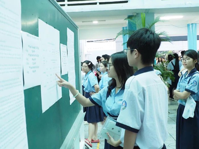  Thí sinh xem sơ đồ phòng thi tại điểm thi THCS Đoàn Thị Điểm. Ảnh: THU TÂM. 