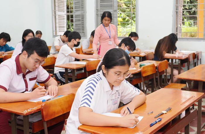  Thí sinh tập trung làm bài thi tại điểm thi Trường THPT Chuyên Lê Hồng Phong, phường Chợ Quán, trong Kỳ thi tuyển sinh vào lớp 10 THPT năm học 2026-2027. ẢNH: HOÀNG HÙNG. 