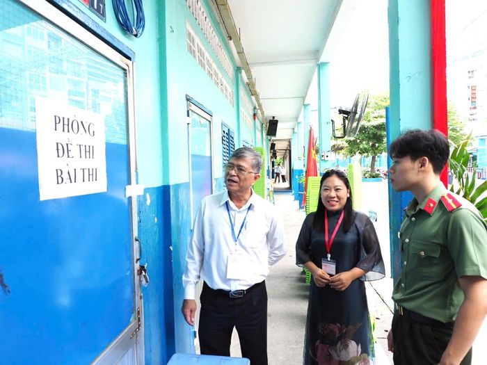  Giám đốc Sở GD-ĐT TPHCM Nguyễn Văn Hiếu kiểm tra khu vực bảo quản đề thi, bài thi tại điểm thi THCS Lê Lợi. Ảnh: THU TÂM. 